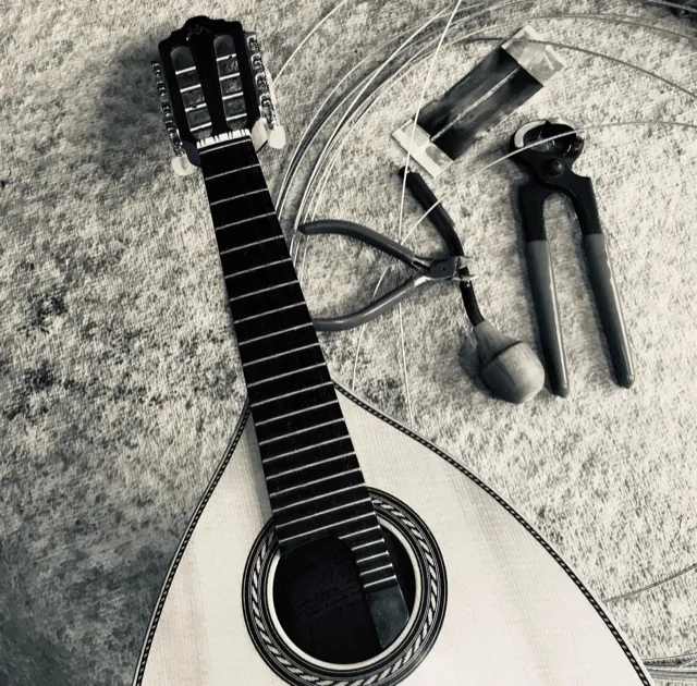 Mandoline mit Werkzeugen in der Werkstatt von Die Musikwerkstatt